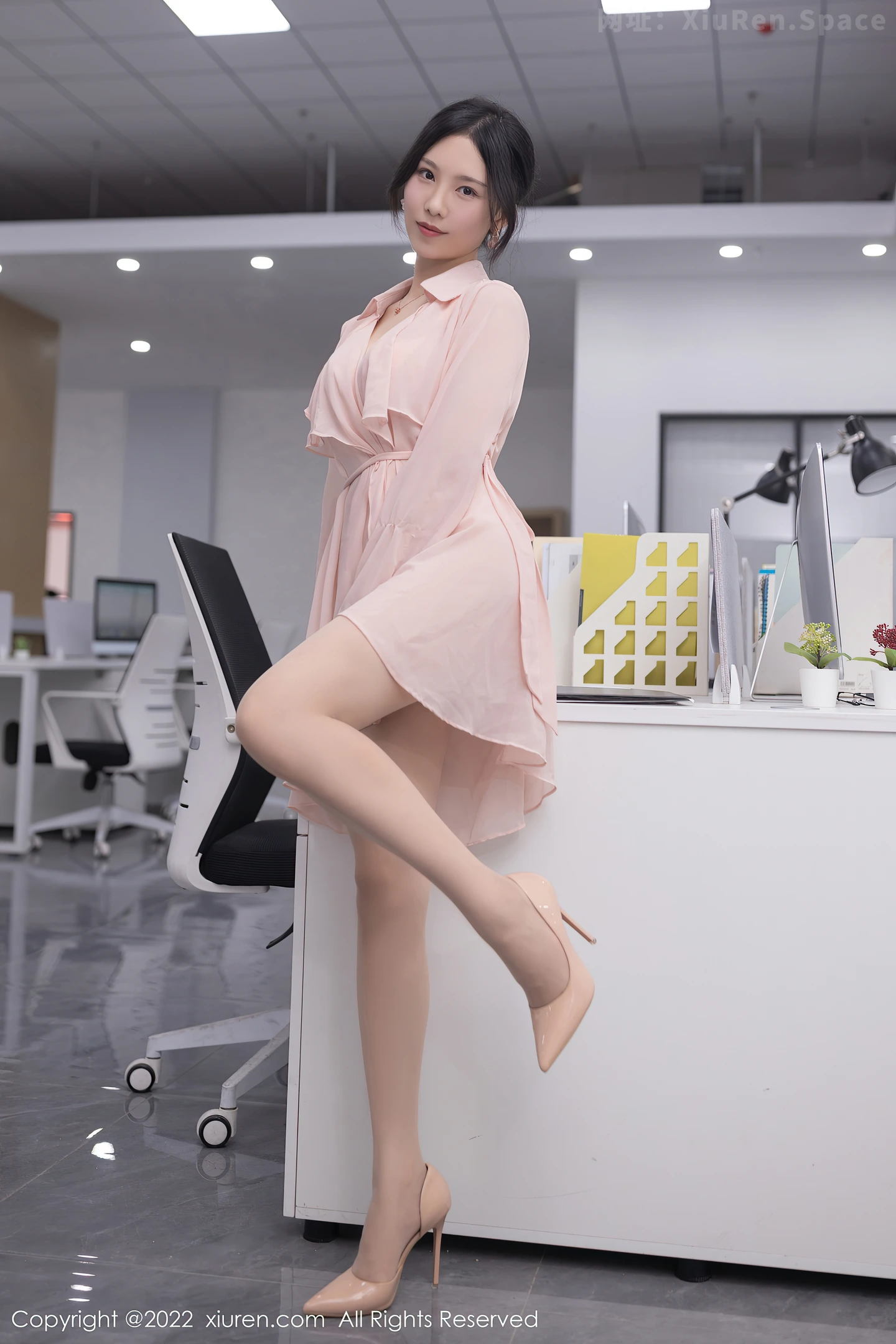 图片[4]-[XiuRen秀人网] VOL.5657 模特利世职员装扮粉色薄透连衣裙露性感粉色蕾丝内衣诱惑写真77P-秀人网官方网站